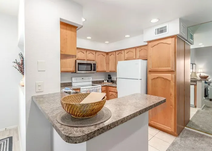 2 Bedroom 2 Bathroom With Pickleball